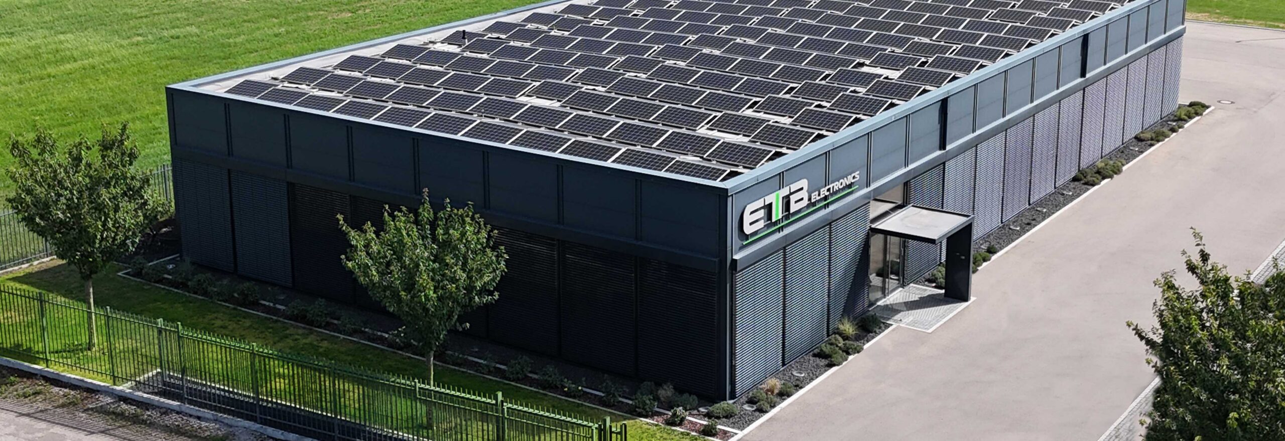 Beleuchtetes Verwaltungsgebäude der ETB Electronics in Babenhausen